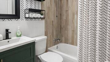 Secador de cabelo, toalhas de banho, sabonete, shampoo