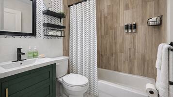 Haartrockner, Handtücher, Seife, Shampoo