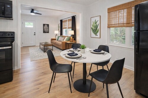 Chic Central Cottage- Wood Floors, Fireplace, Hospital/VSU Firepit, Pet Friendly