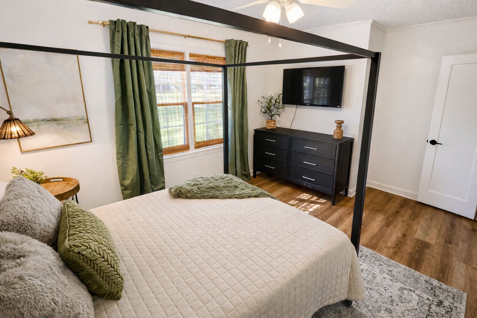 2 soverom, skrivebord, strykejern/-brett og reiseseng for barn