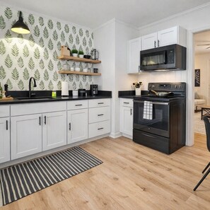 Kjøleskap, mikrobølgeovn, ovn og kokeplater