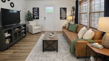 Een smart-tv, een open haard en boeken