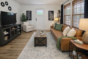 Smart TV, chimenea y libros 