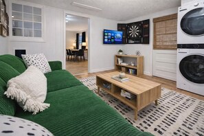 Smart TV, lareira, livros