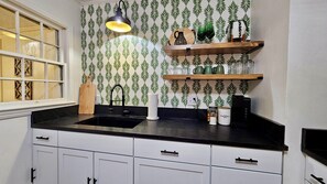 Een koelkast, een microgolfoven, een oven, een kookplaat