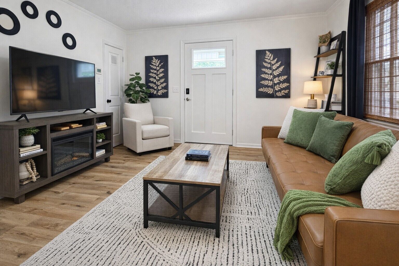 Smart TV, lareira, livros