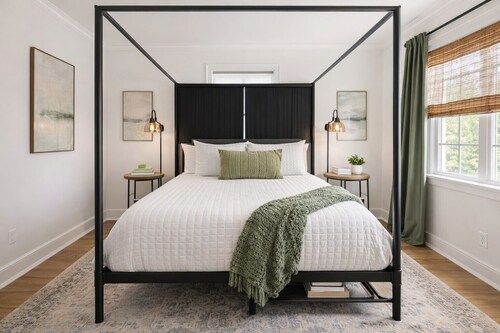 Chic Central Cottage- Wood Floors, Fireplace, Hospital/VSU Firepit, Pet Friendly