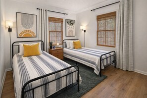 2 slaapkamers, een bureau, een strijkplank/strijkijzer, reisbedje