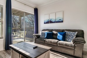 Smart-tv, een open haard en tafelvoetbal