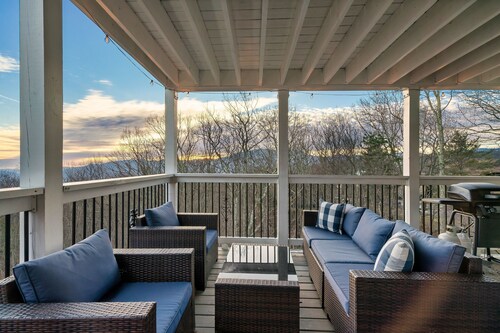 Enjoy and relax @ amazing 2BR near Gatlinburg & Pigeon Forge! Hot Tub!