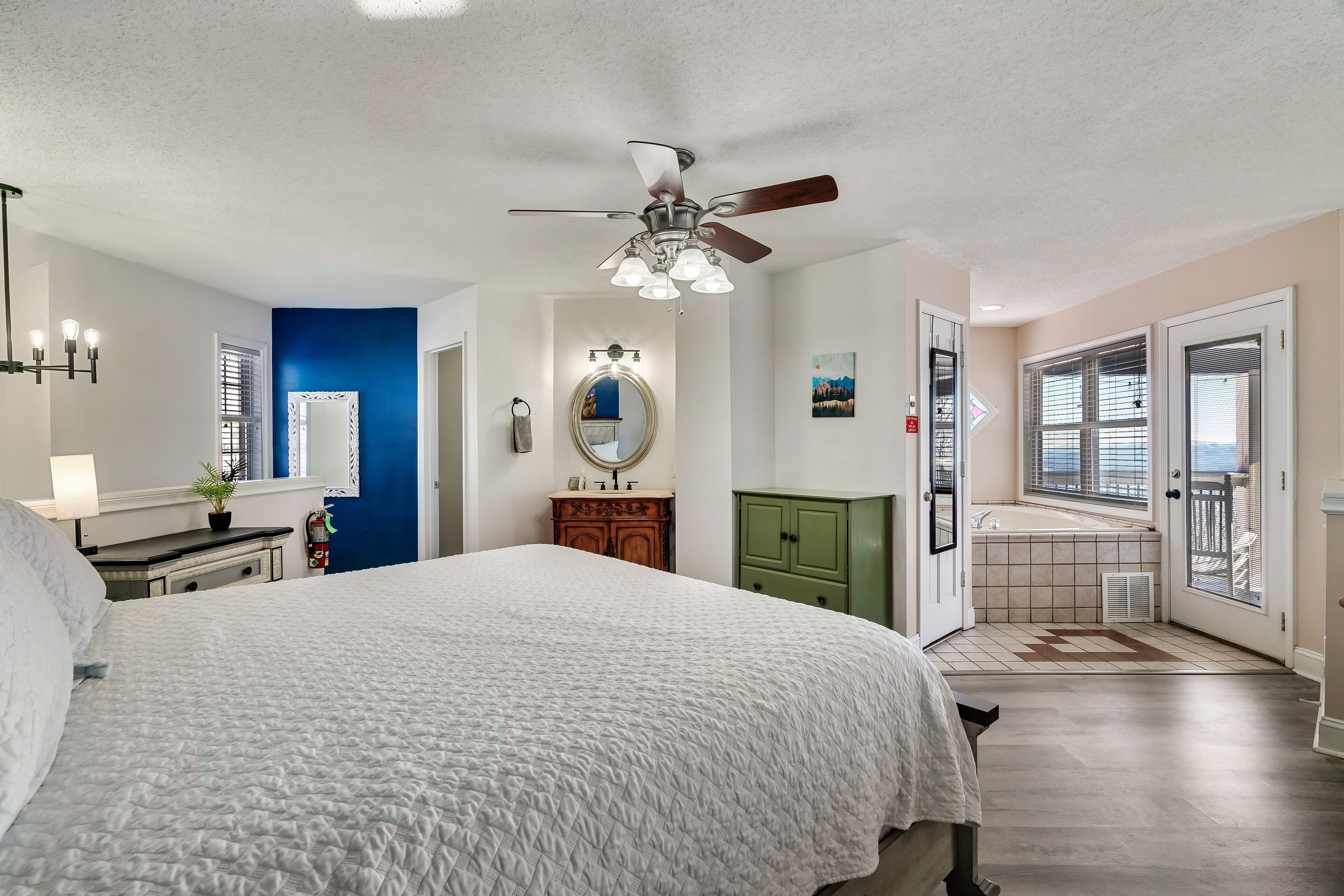 2 bedrooms, desk, iron/ironing board, WiFi