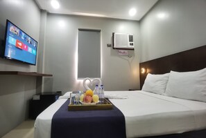 Habitación Deluxe | Escritorio, camas extra, wifi gratis y ropa de cama