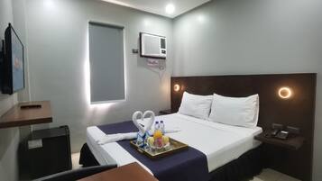 Deluxe Room | Desk, rollaway beds, free WiFi, bed sheets