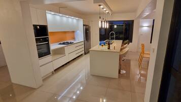 Frigorifero, microonde, forno, piano cottura