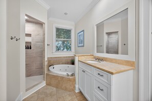 Combined shower/tub, hair dryer, towels
