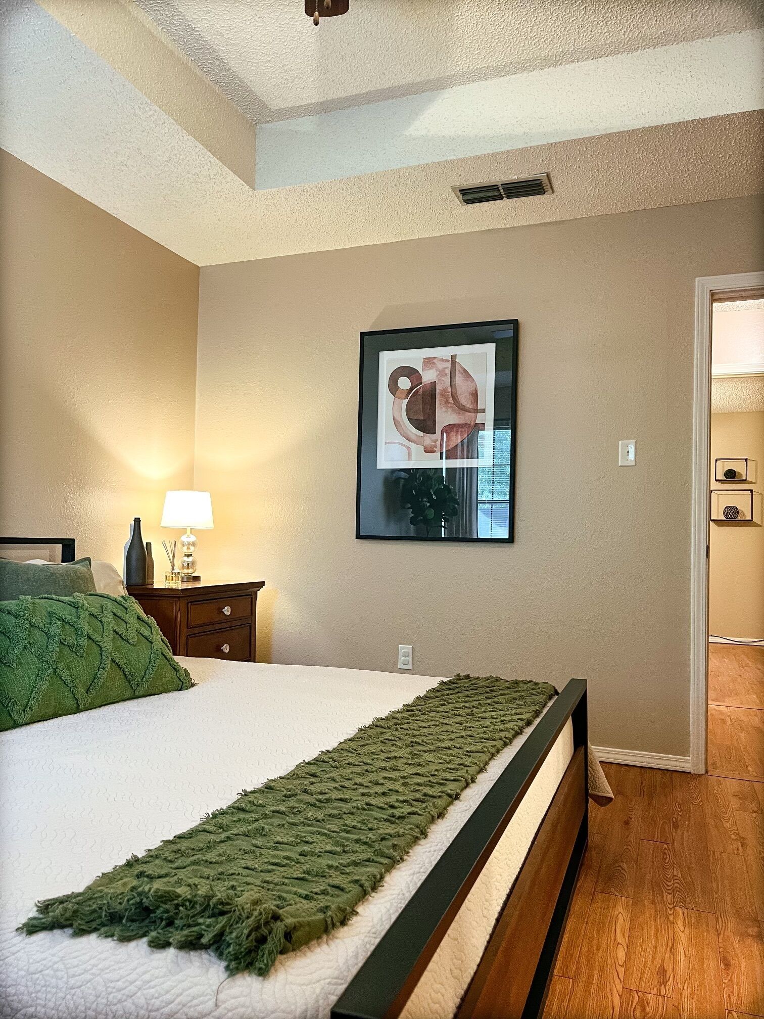 2 makuuhuonetta, tallelokero huoneessa, työpöytä, silitysrauta/-lauta