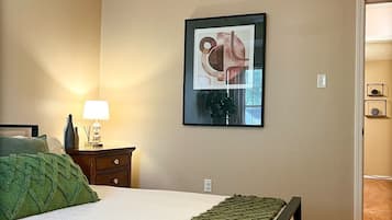 2 soveværelser, pengeskab på værelset, skrivebord, strygejern/strygebræt