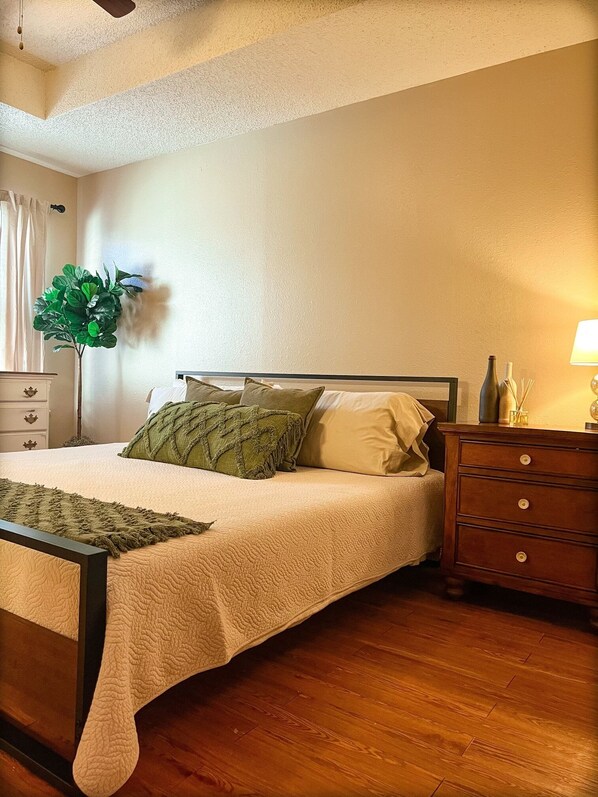 2 Schlafzimmer, Zimmersafe, Schreibtisch, Bügeleisen/Bügelbrett