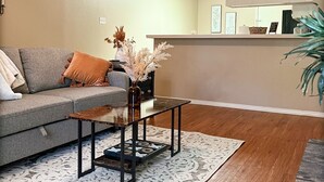 Un salon avec un canapé, une table basse et un vase décoratif.