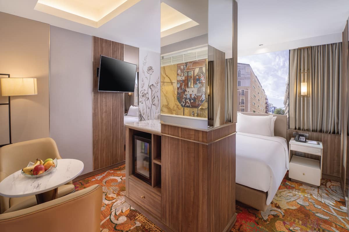Minibar, brankas, kedap suara, dan Wi-Fi gratis