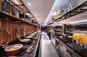 Daily buffet breakfast (THB 950 per person) - SAMALA Hotel Bangkok (Bangkok)