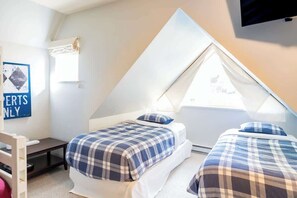 2 bedrooms, iron/ironing board, free WiFi, bed sheets - Ski in, Free Shuttle, Walk to Village (Whistler)
