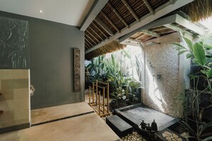 Vila Keluarga | Kamar mandi | Shower, pancuran hujan, pengering rambut, dan handuk