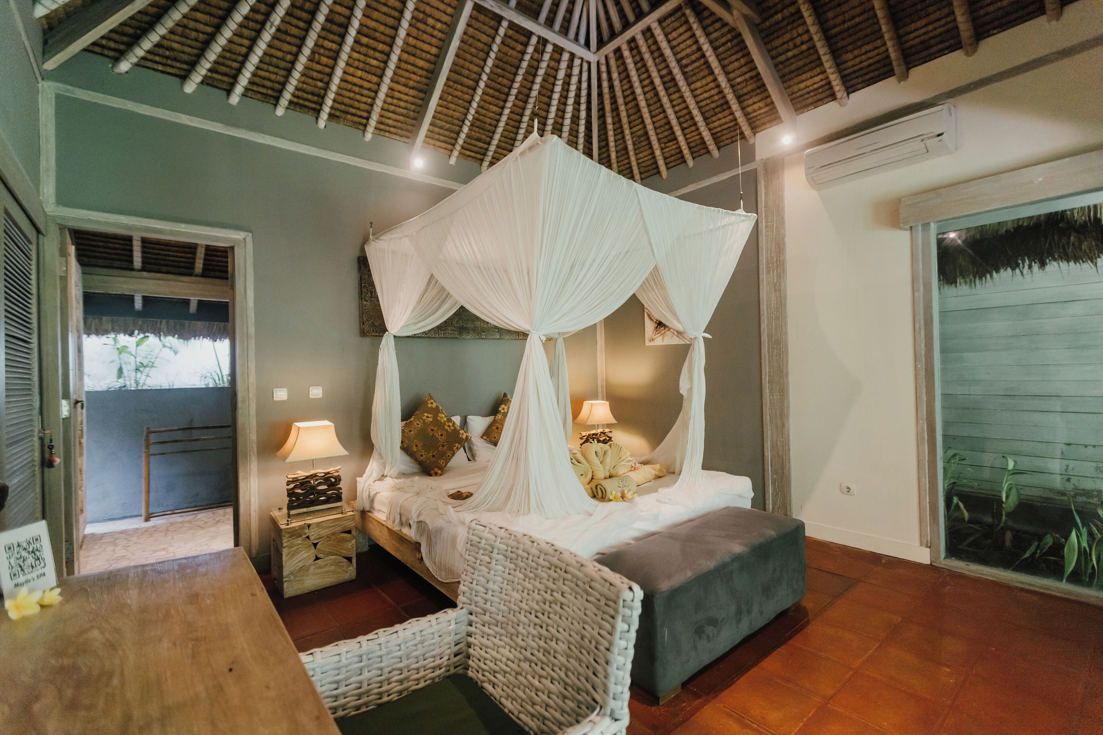 Deluxe Bungalow, 1 King Bed, Garden View | Premium bedding, down comforters, pillowtop beds, in-room safe