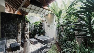 Vila Keluarga | Kamar mandi | Shower, pancuran hujan, pengering rambut, dan handuk