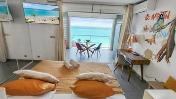 1 slaapkamer, een kluis op de kamer, een strijkplank/strijkijzer, wifi