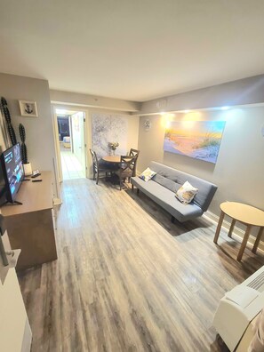 Smart TV, books - Ocean Front King Suite Landmark Heated pools (Myrtle Beach)