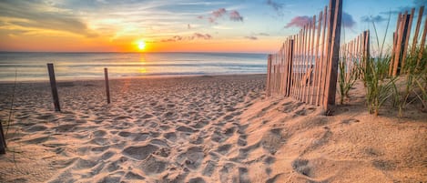 Sulla spiaggia, lettini da mare, teli da spiaggia