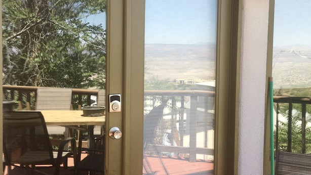 Ein Hotel Eingang mit einem Schild, auf dem 'KACHINA VERDE' steht.