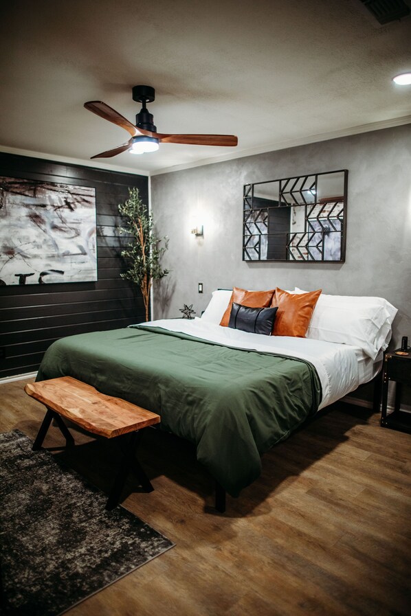 1 Schlafzimmer, Zimmersafe, Schreibtisch, Bügeleisen/Bügelbrett