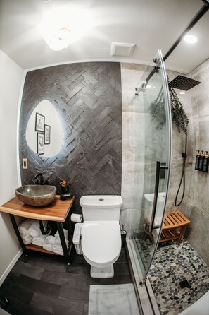 Doccia, asciugacapelli, bidet, asciugamani