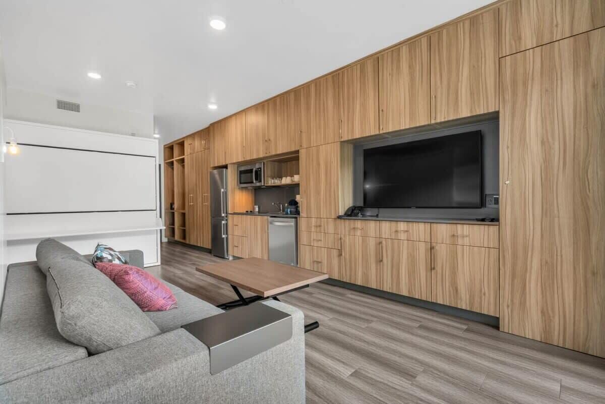 Télévision, jeux vidéo, espaces bureaux