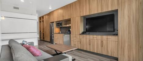 Télévision, jeux vidéo, espaces bureaux