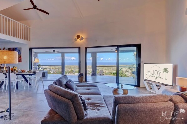 Televisor, futbolí i oficines