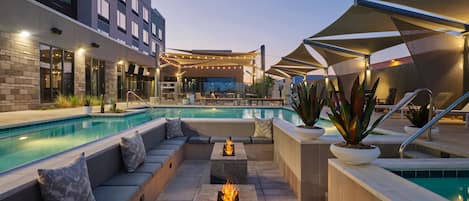 Una piscina al aire libre, camas de piscina gratis