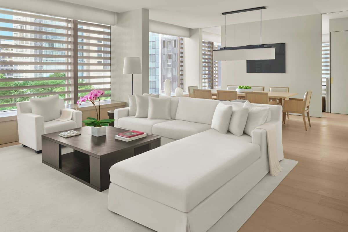 Orchard Suite, 1 Bedroom Larger Suite, 1 King, City view, Upper floor | Wohnzimmer | 65-Zoll-LED-Fernseher mit Digitalempfang