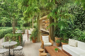 Petit déjeuner, déjeuner et dîner servis sur place, vue sur le jardin