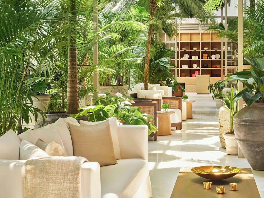 Se sirven desayunos, almuerzos y cenas; con vista al jardín