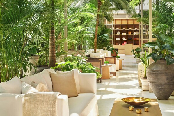 Petit déjeuner, déjeuner et dîner servis sur place, vue sur le jardin