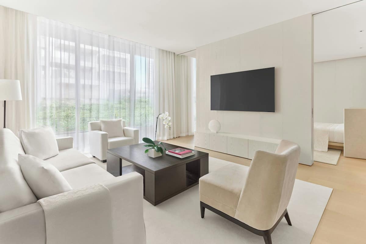 Garden Suite, 1 Bedroom Suite, 1 King, Top floor | Wohnzimmer | 65-Zoll-LED-Fernseher mit Digitalempfang