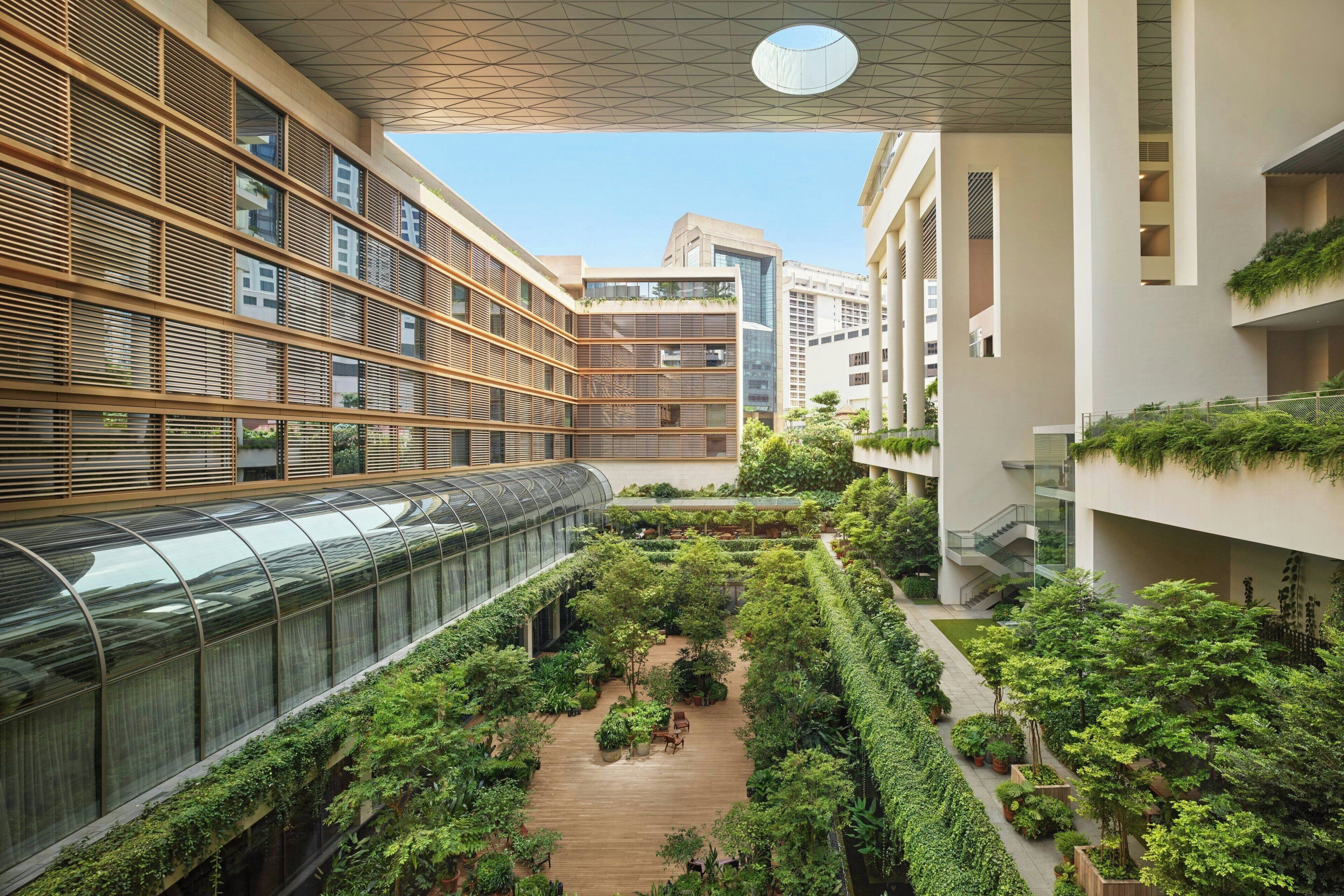 Garden King, Guest room, 1 King, Garden view | 高档床上用品、迷你吧、笔记本电脑工作区、隔音