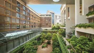 Garden King, Guest room, 1 King, Garden view | 1 habitación, ropa de cama de alta calidad y minibar