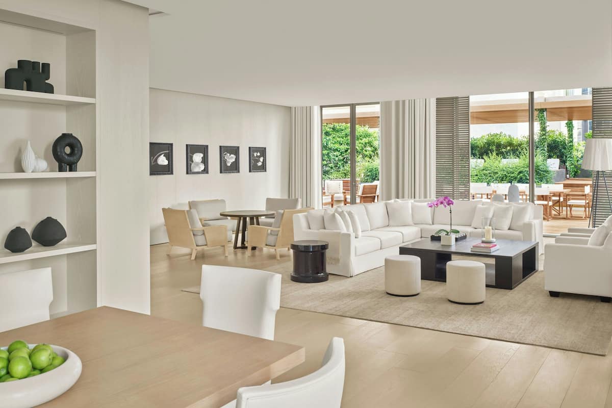 EDITION Penthouse, 1 Bedroom Presidential Suite, 1 King, Garden view, Top floor, Whirlpool | Wohnzimmer | 65-Zoll-LED-Fernseher mit Digitalempfang
