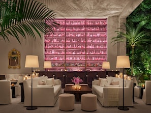 3 bars/lounges, cocktail bar, lobby lounge, rooftop bar - The Singapore EDITION (Singapore)