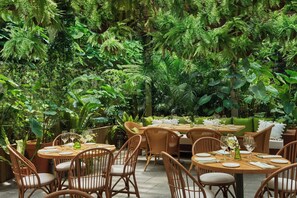 Déjeuner, dîner, souper et brunch servis sur place