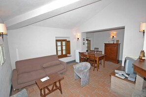 Una televisión, una chimenea